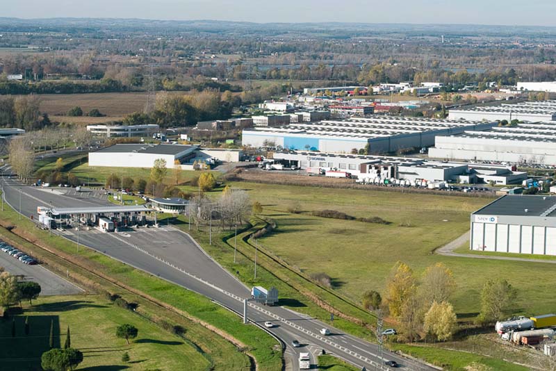 L'échangeur autoroutier (gare de péage sortie 10-1)